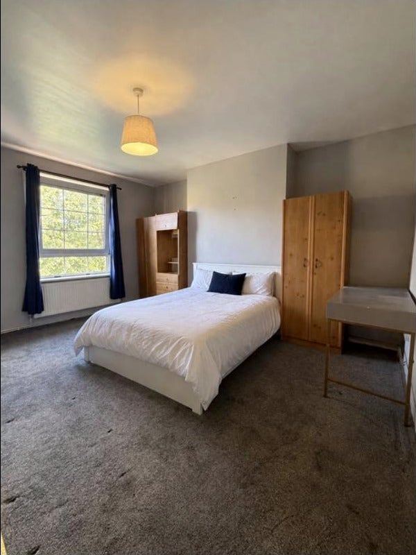 Bright Double Room Near Poplar Station Main Photo