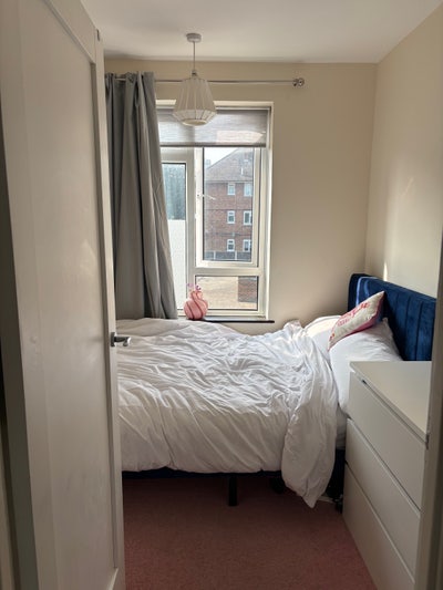 Small double bedroom in Canning Town Main Photo