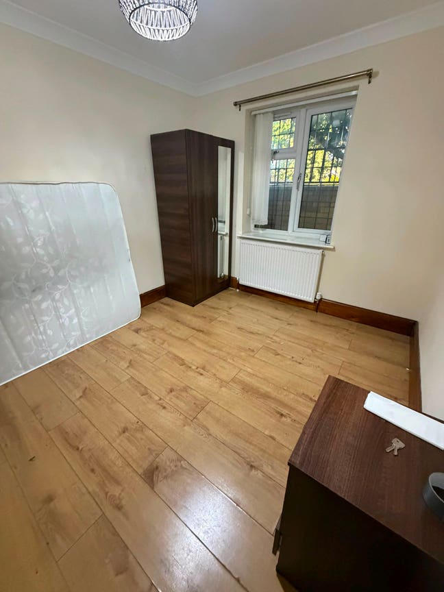 Master Room to Let– Ilford IG4  Main Photo