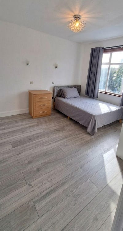 1 Double  room  available E4 Main Photo
