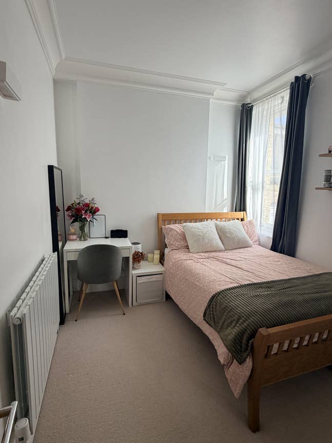 Bright Double Room in Central Ealing Broadway Main Photo