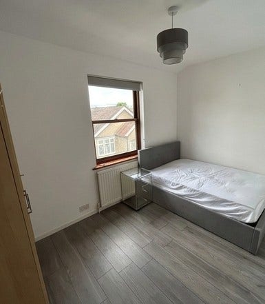 Spacious 2-Bedroom Flat in TW20 – &pound;1,700 PCM Main Photo