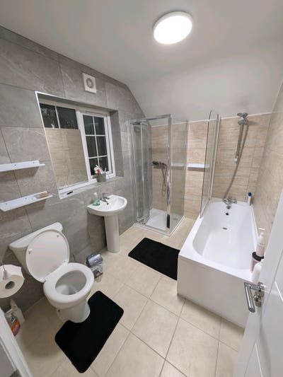 2 Double bedroom available  Main Photo