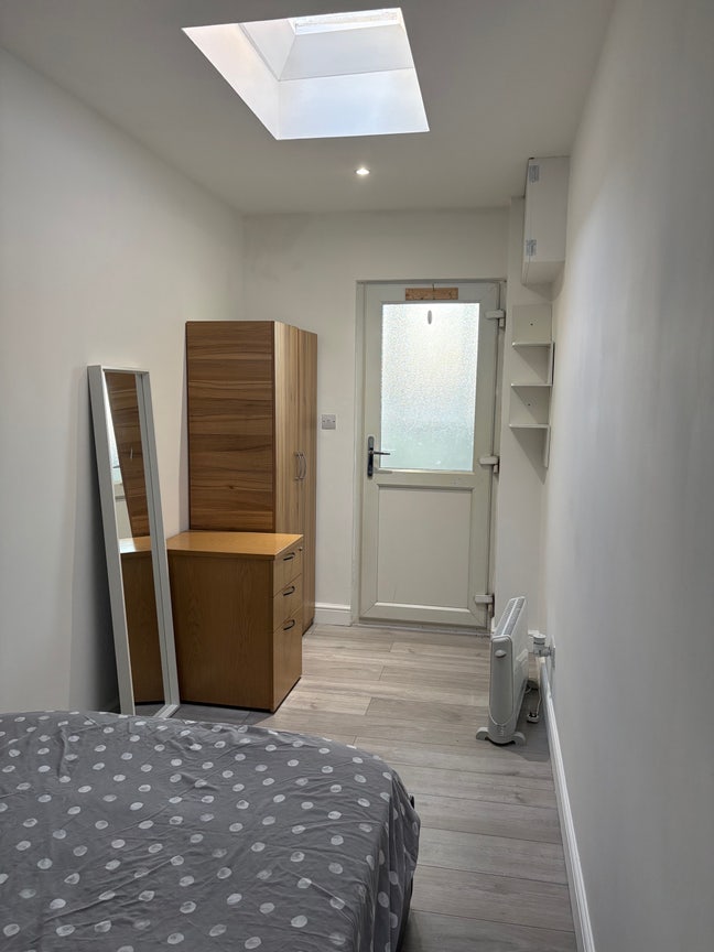 Modern Furnished Studio Flat to rent Main Photo