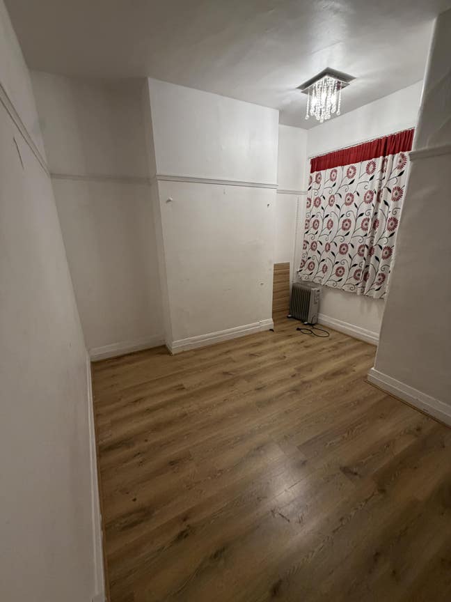Single Room Available - sharing kitchen & bathroom Main Photo