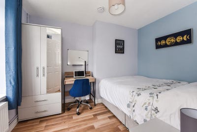 Winnall Double Bed room with Parking Main Photo