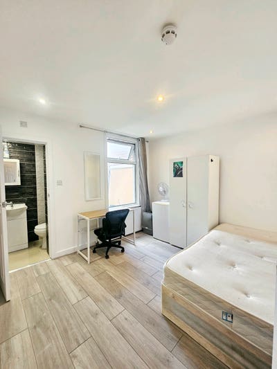 Refurbished: Double Ensuite: All Bills Included  Main Photo