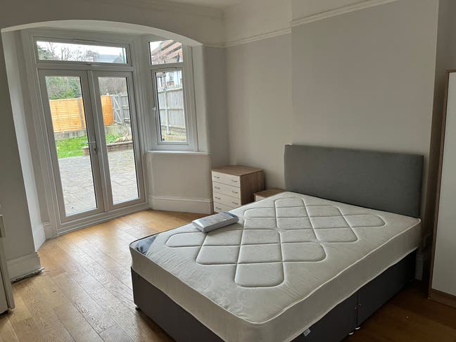 Room to let in House near Sutton Station Main Photo