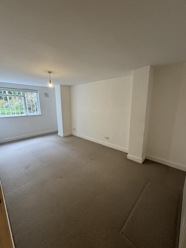 Large room in 2 bed Main Photo
