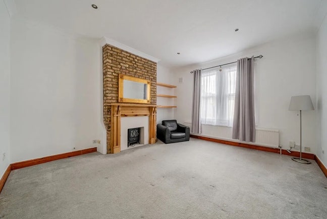 Brilliant location 2 bedroom Main Photo