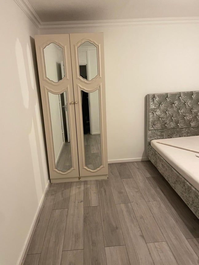 Large double room-shared bathroom Main Photo