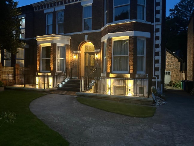 Large double w/private terrace in 3 bed, 3 bath Main Photo