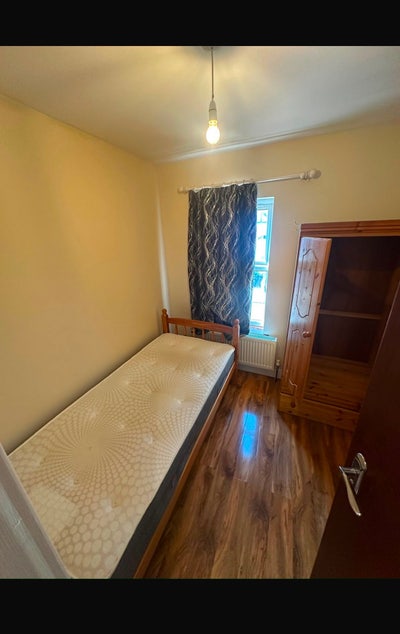 Single room in Enfield -Ponders end Main Photo
