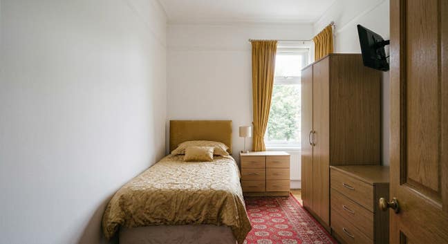 Free Single Bedroom and Food/Drink-Wifi-No bills Main Photo