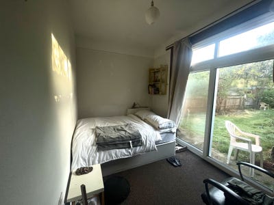 Double Room off Garden (5 mins to Willesden Green) Main Photo