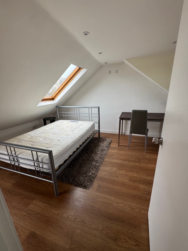 Double Room Furnished &pound;200 a Week Main Photo