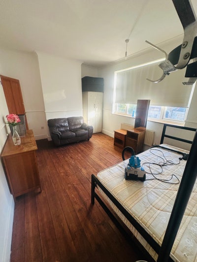 Large master bedroom available  Main Photo