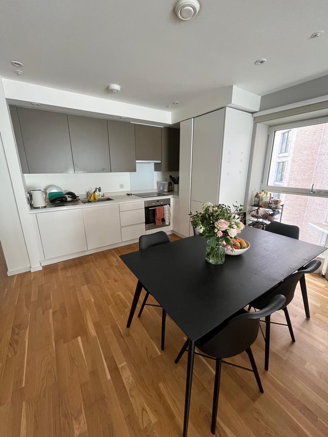 Spacious double room Stratford November  Main Photo