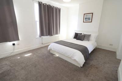 🏡 Spacious Fulham Residence with Living Room Main Photo