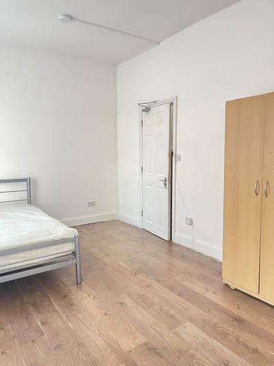 🏡Stunning Modern 5-Bed House | All Bills Inc (E6) Main Photo
