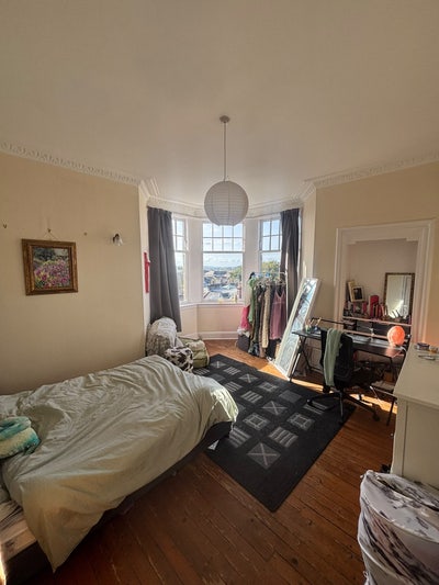 Room available in 2 bedroom Bruntsfield Flat Main Photo