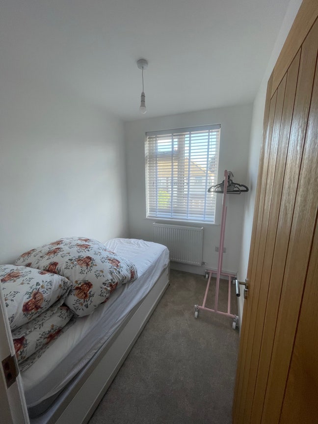 Single bedroom in house. Check measurements of roo Main Photo