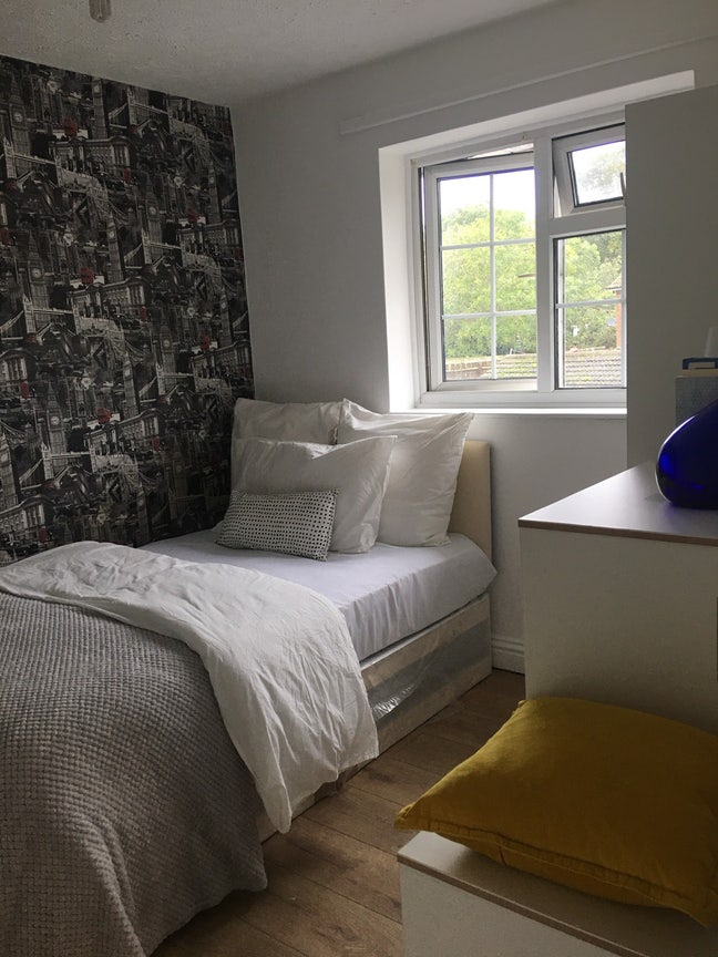 Bright, fully furnished Double  room &pound;695 Main Photo