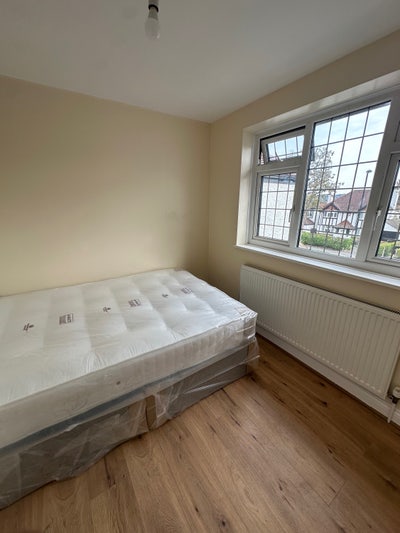Double & Single Rooms available in South Croydon  Main Photo