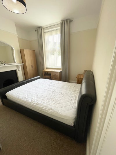 Large Double Room Available &pound;520 inc Bills Main Photo