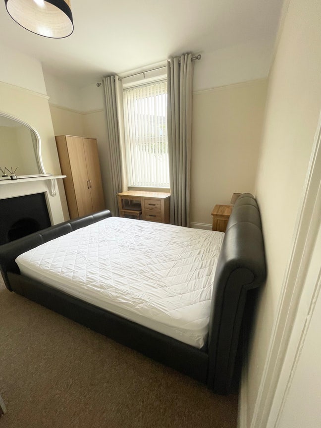 Large Double Room Available &pound;520 inc Bills Main Photo