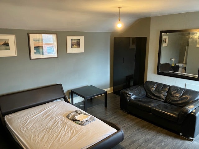 Room Eccles Close to Trafford Centre Main Photo