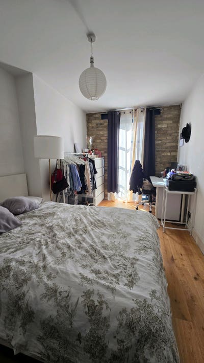 Spacious Double Room in Peaceful Riverside Estate Main Photo
