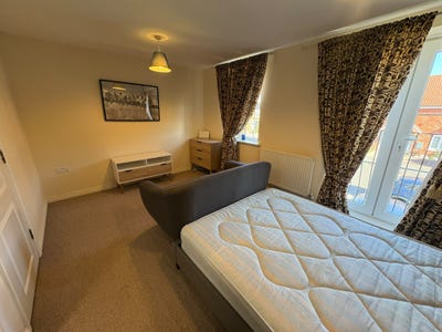 Available Now Large En-Suite Room @ Cartwright Way Main Photo