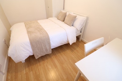 2 rooms available by Canary Wharf move in ASAP Main Photo