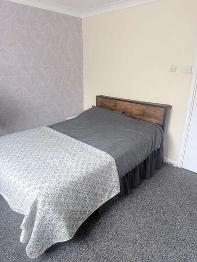 Spacious Double Room Available in DY4 8UQ Main Photo