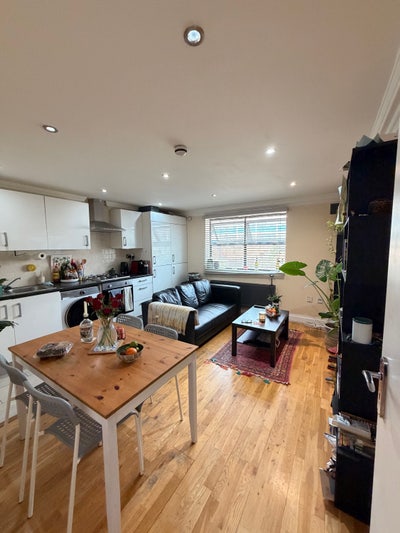 Bright room in seven sisters flatshare Main Photo