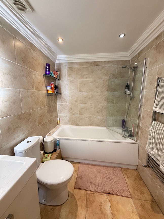 Bright room in seven sisters flatshare Main Photo