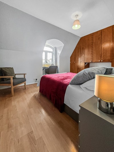 Stunning 1-Bed Top-Floor Flat | All Bills Included Main Photo
