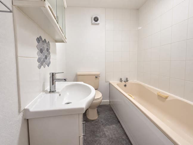 Big, 1 bedroom flat, in front of Maryland station Main Photo