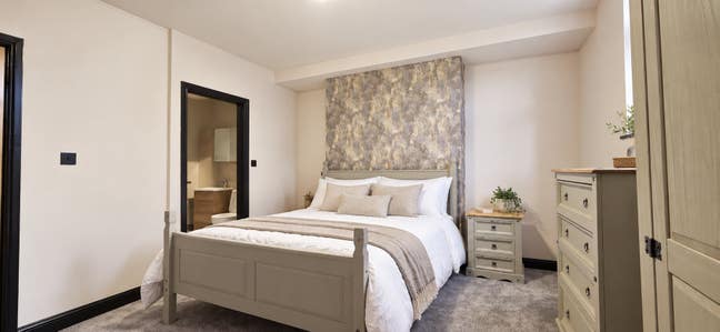 Large 6 Bed House -1 En Suite in L6! Main Photo
