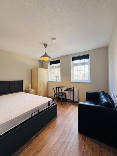 New Double Bedroom in Dalston - All Bills Included Main Photo