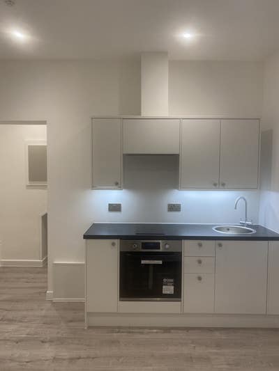 Newly refurbished studio town centre Main Photo