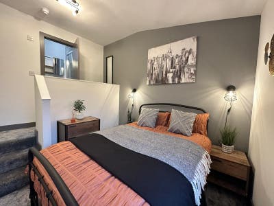 View Today!! Newly Refurbished large ensuite rooms Main Photo