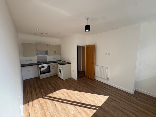 &pound;925 PCM | Spacious 1-Bed Flat |Central Portsmouth Main Photo