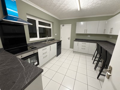 🏡 Newly Refurbished 4-Bed Shared House, SN1 Main Photo
