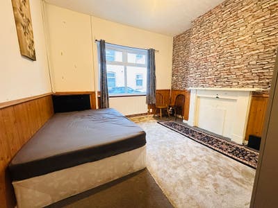Bright Double Shared Room in wv1 Main Photo