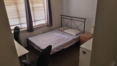 Student Room Available Immediately, 6 Massey Close Main Photo