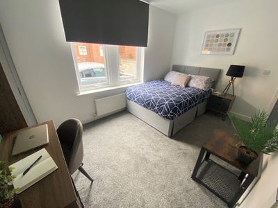  Modern Large Ensuite Room Main Photo