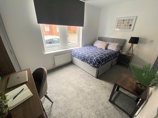  Modern Large Ensuite Room Main Photo