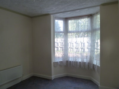 ROOM TO LET close to station and town centre Main Photo